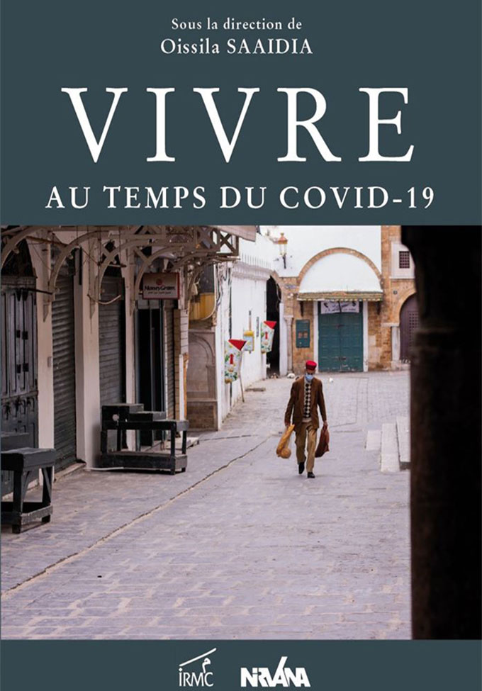 couverture de Vivre au temps du Covid-19, avec un homme seul, masqué et marchant dans une ruelle pendant le confinement en Tunisie